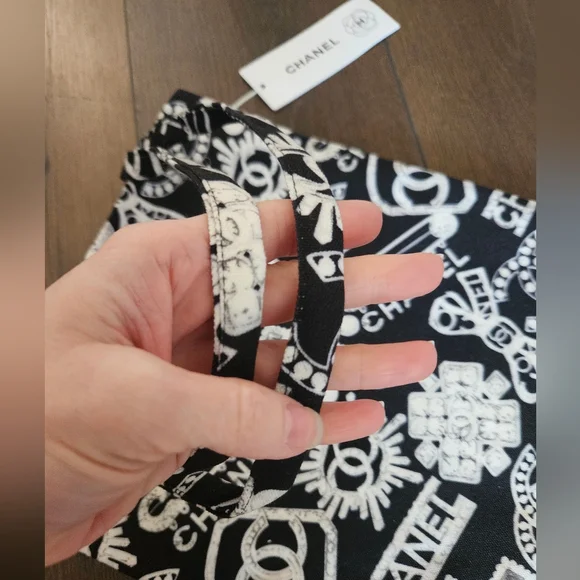 NEW Chanel Employee Gift Monochrome Graphic Tote - Picture 3 of 7